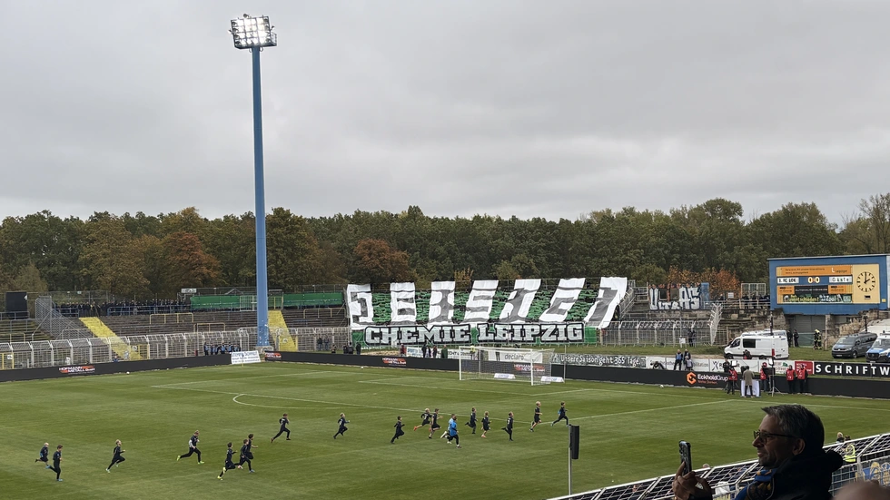 Die Leutzscher hatten Banner in den Vereinsfarben grün und weiß bereit. Die Leutzscher hatten Banner in den Vereinsfarben grün und weiß bereit.