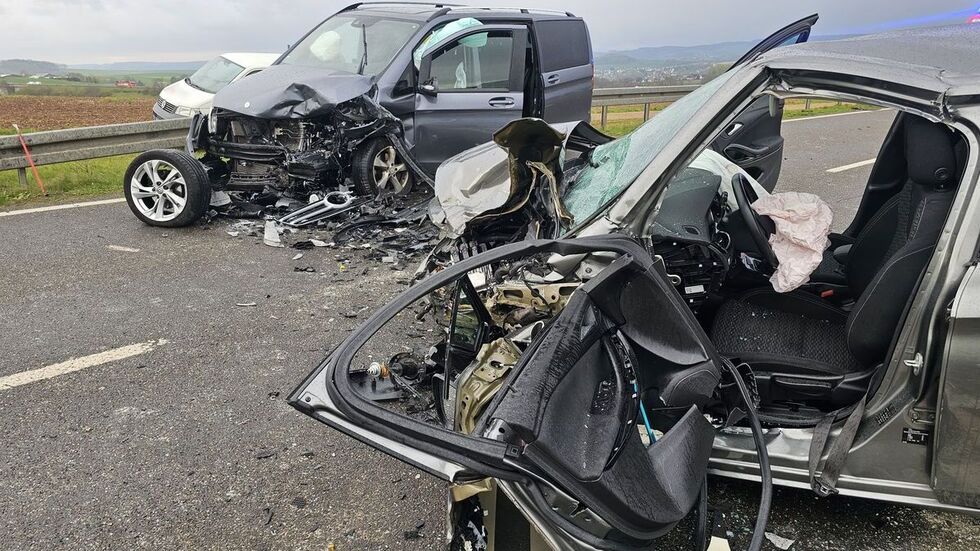 An beiden Fahrzeugen entstand Totalschaden. 
