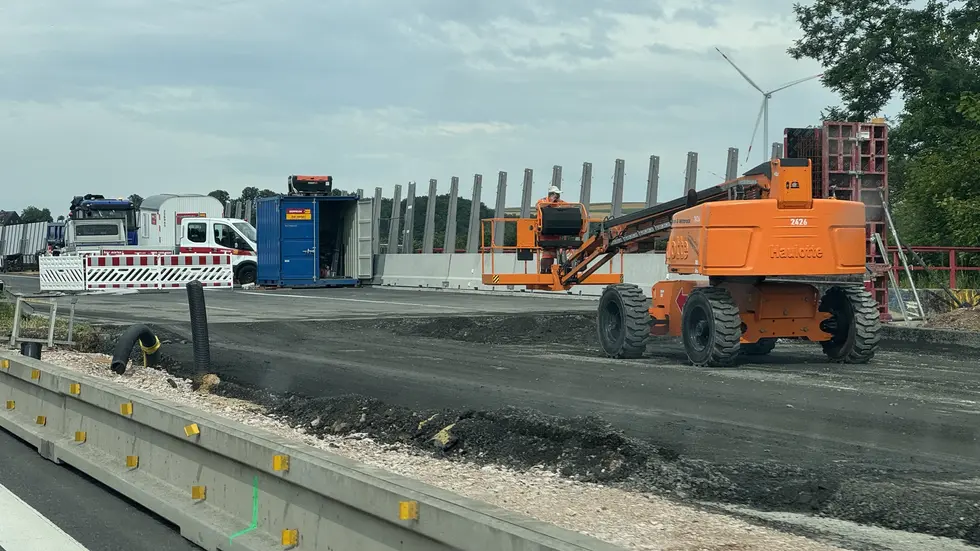 Eine Aufnahme von früheren Arbeiten zwischen Zwickau-Ost und -West - sie begannen 2023. Eine Aufnahme von früheren Arbeiten zwischen Zwickau-Ost und -West - sie begannen 2023.