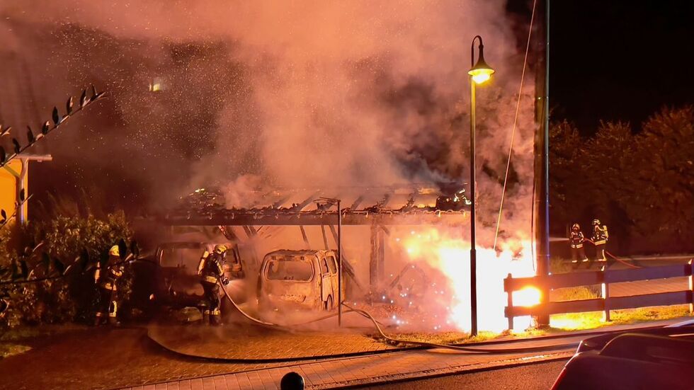 Ein nahe gelegener Strommast fing plötzlich an, Funken zu sprühen.