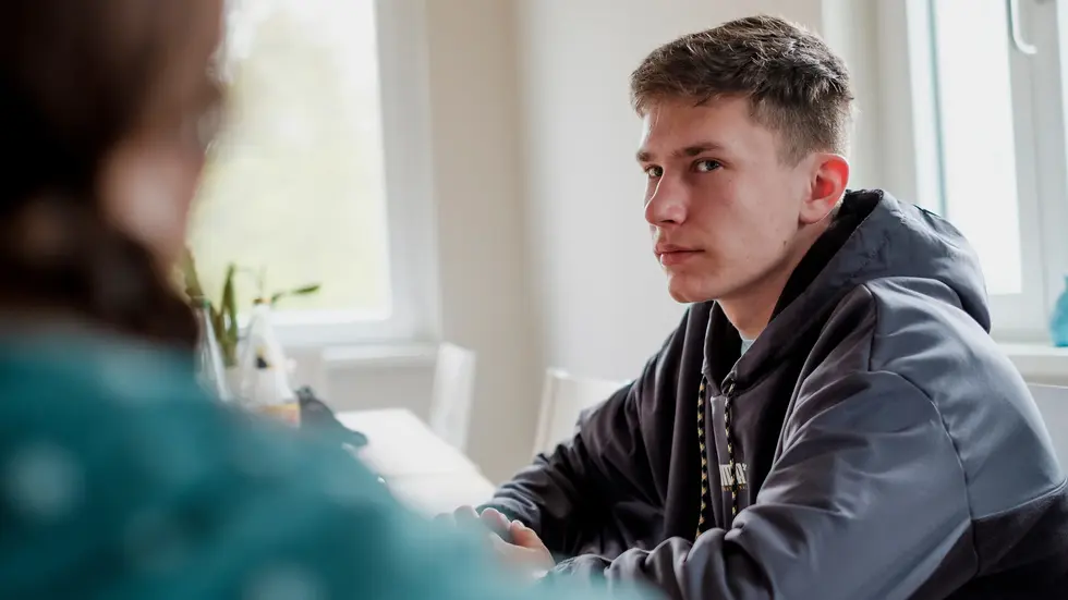 Fragen, Zweifel, Herausforderungen – die Programme „Verrückt? Na und!“ und „Aufmachen!“ stärken Jugendliche im Umgang mit psychischen Krisen.