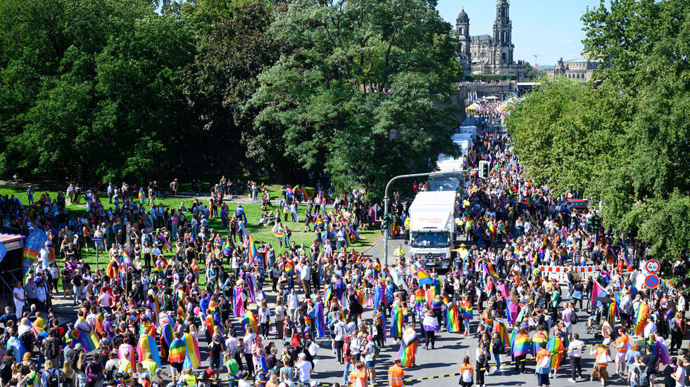 Tausende Menschen zogen am Samstag in Rahmen der CSD-Parade über das Terrassenufer in Dresden. Hier kam es in den Abendstunden zu der Attacke. 