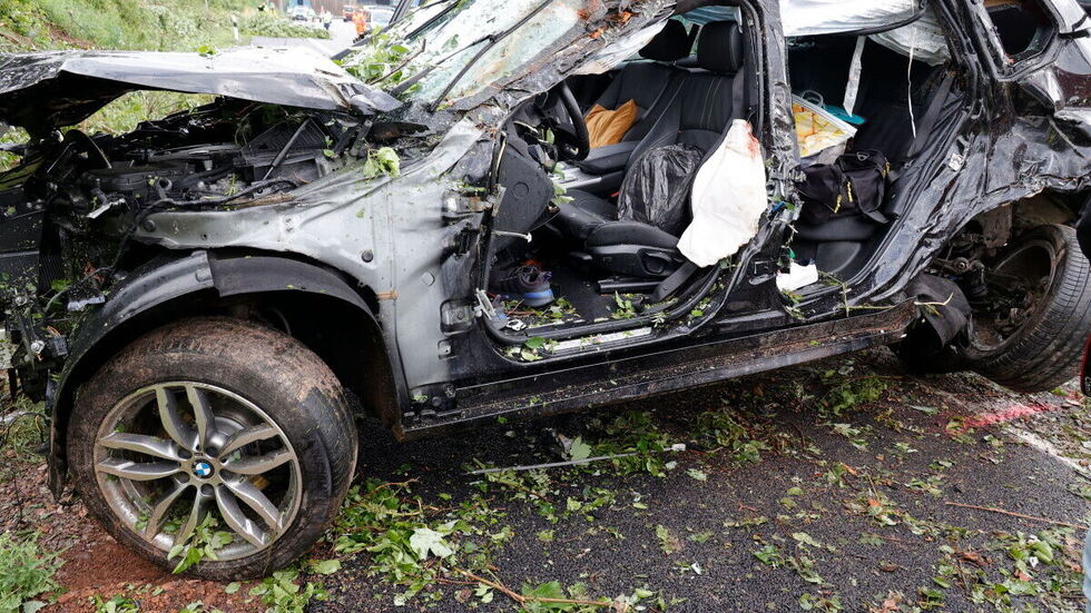 Der Wagen kam aus ungeklärten Gründen von der Fahrbahn ab, krachte gegen eine Lärmschutzwand und überschlug sich.