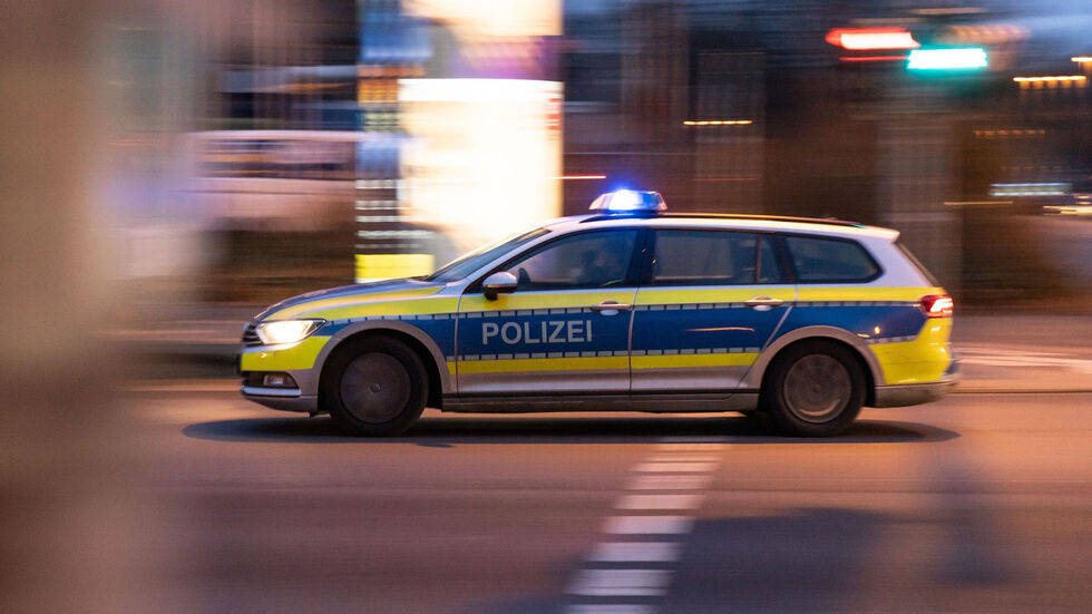 Seltene Mischung! Eine polnische Rentnerin kracht unter Drogen mit ihrem Jaguar gegen eine Parkhaus-Mauer. Seltene Mischung! Eine polnische Rentnerin kracht unter Drogen mit ihrem Jaguar gegen eine Parkhaus-Mauer.