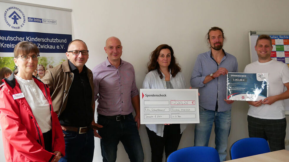 Vertreter vom Kinderschutzbund Zwickau und der "Kita Schwalbennest" nahmen die Spendenschecks entgegen. 