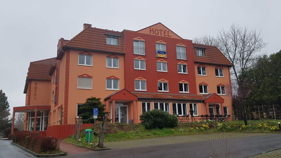 Die ukrainische Fahne wurde schon angebracht - der Wettiner Hof in Glauchau ist als Notunterkunft im Gespräch.