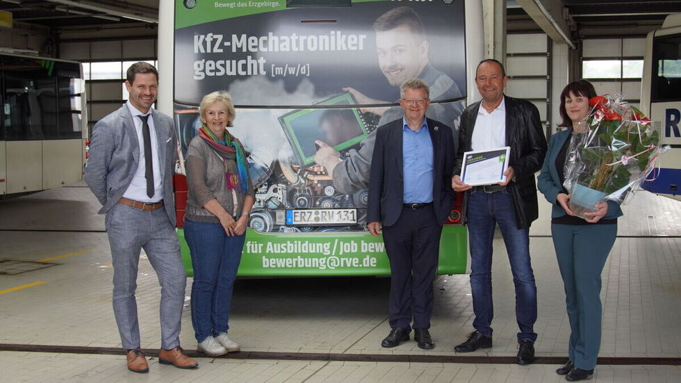 Erik Konopka von der RVE GmbH, Kerstin Hillig und Matthias Lißke von der WFE sowie Roland Richter und Nadja Schrödter von RVE GmbH (v.l.nr.) bei der Auszeichnung. Erik Konopka von der RVE GmbH, Kerstin Hillig und Matthias Lißke von der WFE sowie Roland Richter und Nadja Schrödter von RVE GmbH (v.l.nr.) bei der Auszeichnung.