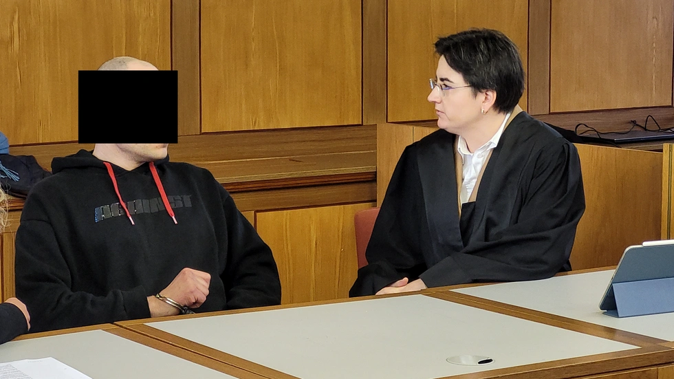 Der Angeklagte im Gespräch mit seiner Anwältin.