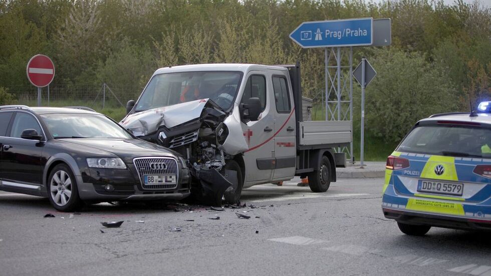 Der Transporter prallte gegen den Audi.