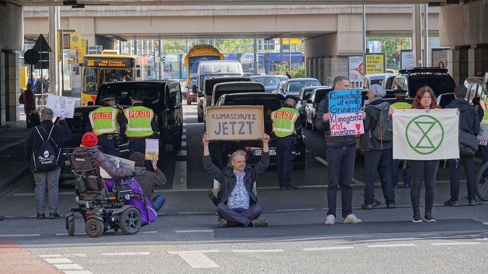 Mit dabei war auch der bekannte Straßenblockierer Christian Bläul (M., sitzend).
