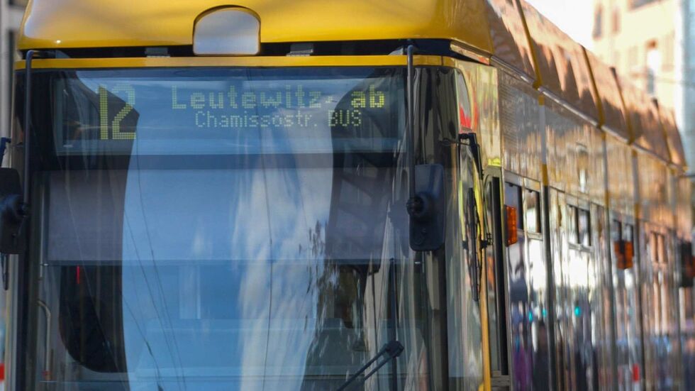 In einer Bahn der Linie 12 soll es zu dem Angriff gekommen sein. In einer Bahn der Linie 12 soll es zu dem Angriff gekommen sein.