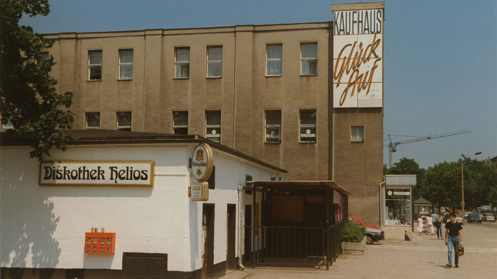 Der Schriftzug "Kaufhaus Glück Auf" am ehemaligen Chemnitzer Wismut-Kaufhaus ist sicher noch vielen älteren Bürgerinnen und Bürgern der Chemnitzer Region in guter Erinnerung.