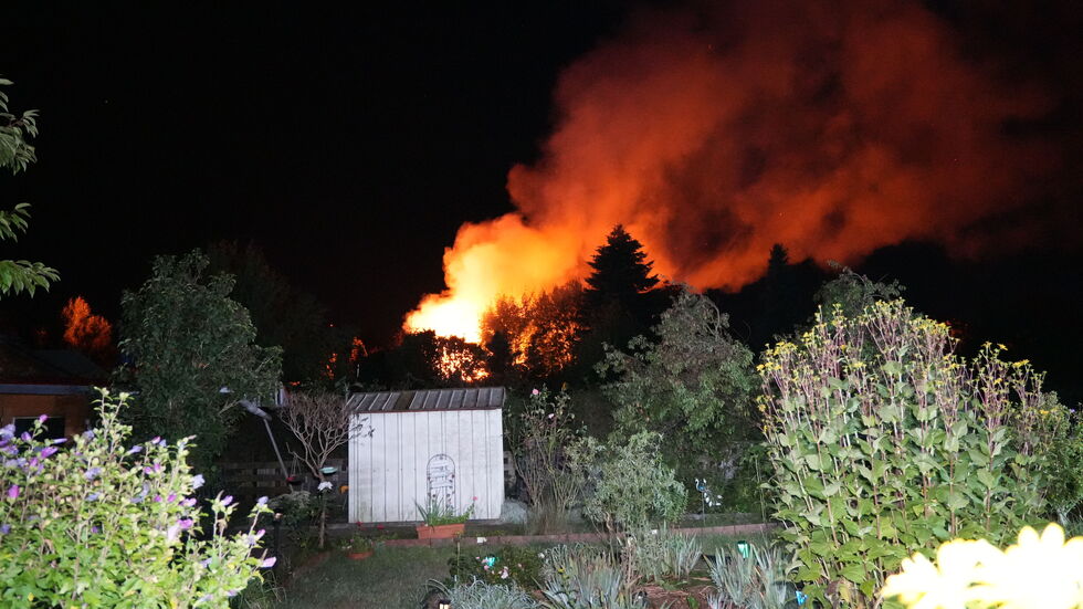 Kurz nach Mitternacht brannten im Leipziger Stadtteil Sellerhausen-Stünz plötzlich mehrere Gartenlauben.