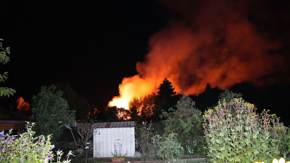 Die Flammen schlugen meterhoch in den Nachthimmel.
