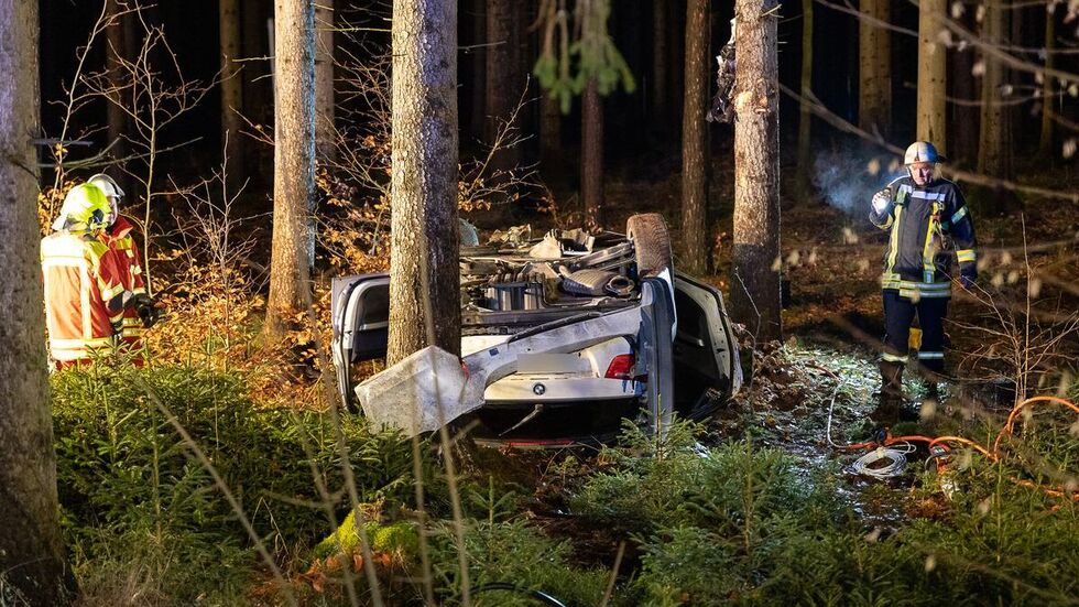 Das Autowrack lag mitten im Wald. 