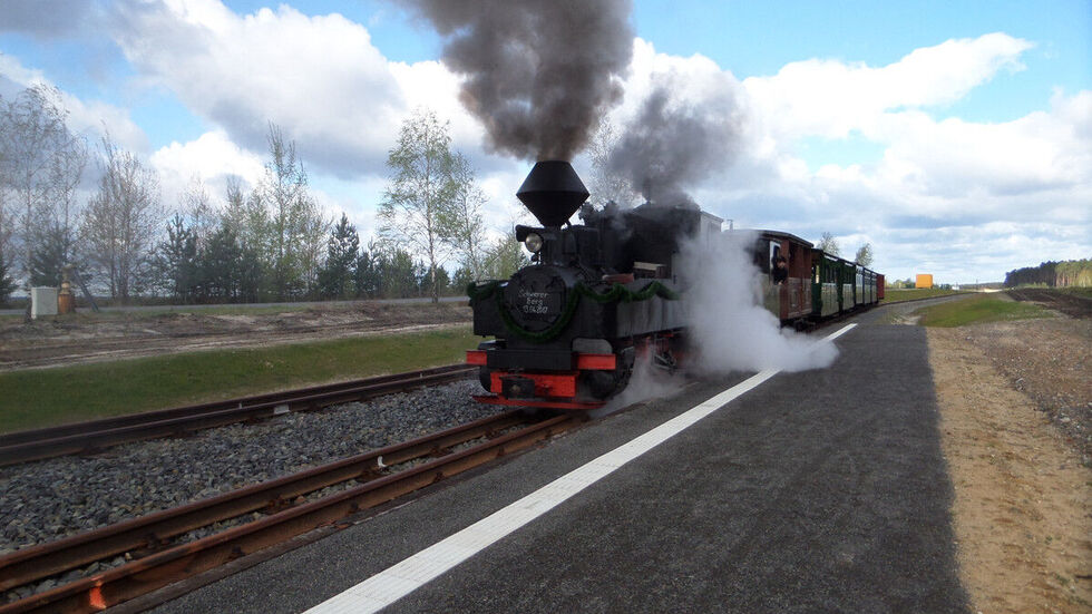Ein Zug der Waldeisenbahn hat die Station am Schweren Berg erreicht.