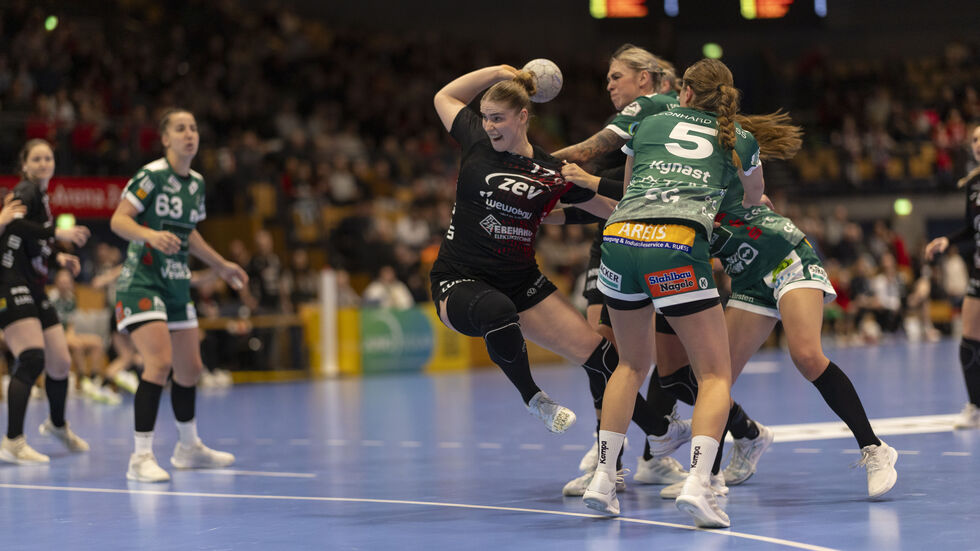 Charlotte Kähr wurde in der 46. Minute gefoult und musste danach vom Rettungsdienst abtransportiert werden.