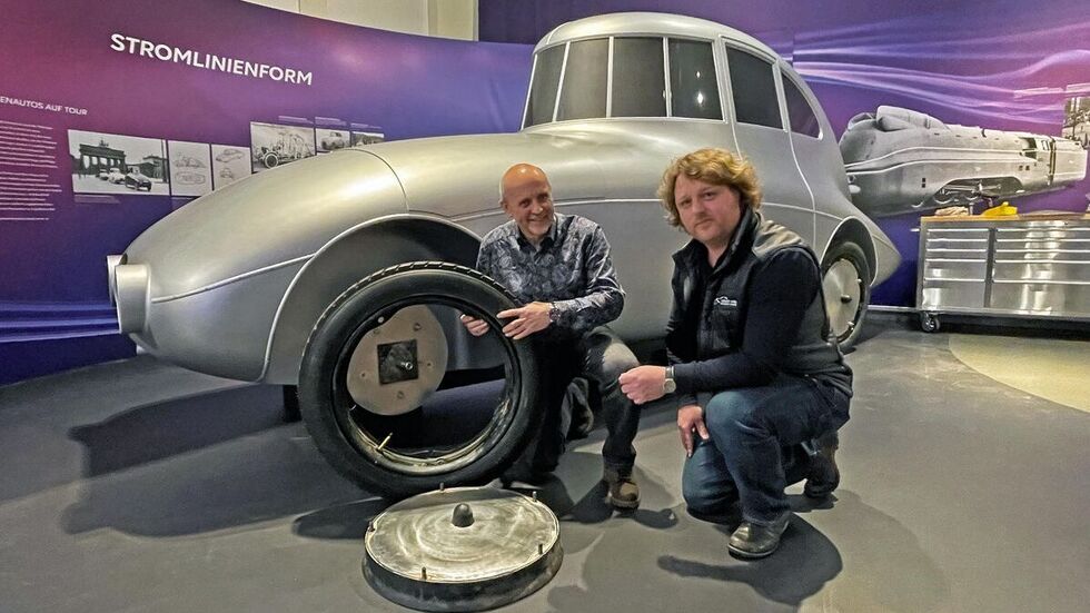 Ausstellungsdesigner Matthias Kaluza (l.) und Kurator Randy Kämpf vor dem Nachbau des Audi UW Jaray Stromlinienwagen von 1934 (Nachbau 2012)