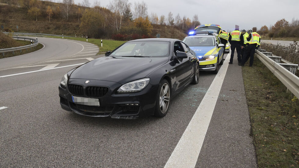 Die Polizei hat den BMW gestoppt. Kurz vorher hatte der Fahrer (42) mit dem Wagen noch das Polizeiauto gerammt. Die Polizei hat den BMW gestoppt. Kurz vorher hatte der Fahrer (42) mit dem Wagen noch das Polizeiauto gerammt.