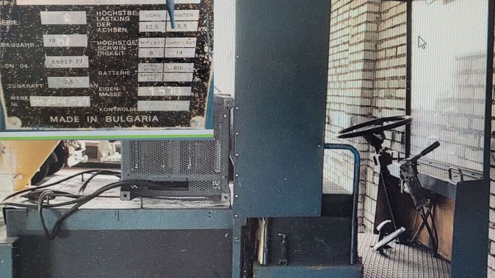 Schlepper mit Ladeanhänger, hergestellt 1987 in Bulgarien