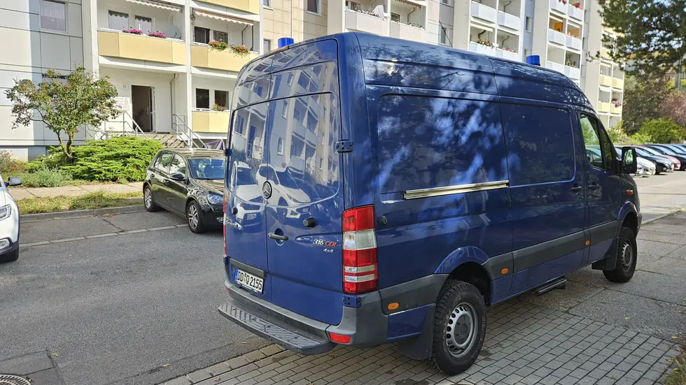 Ein Einsatzfahrzeug der Kripo vor dem Brandhaus.