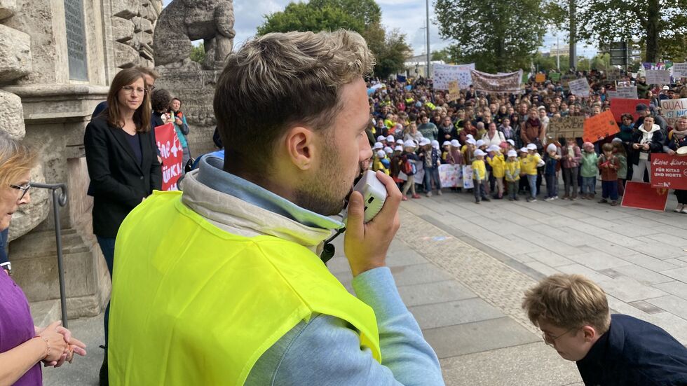 Mehr als 1000 Menschen haben am Mittwochnachmittag vor dem Neuen Rathaus gegen die Sparpläne der Stadt bei den Freien Trägern von Kitas und Horten in Leipzig protestiert.