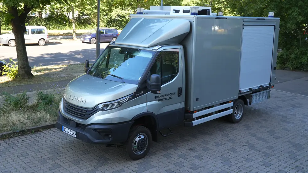 Ein Auto der Leipziger Kripo neben dem Haus. Der Mann starb vermutlich bei dem Feuer in seiner Wohnung, trotzdem wird natürlich zu den genauen Todesumständen ermittelt.