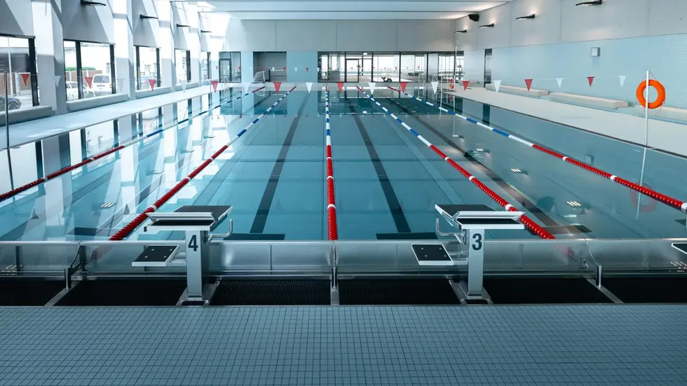 Am Donnerstag bleiben Leipzigs Schwimmhallen leer - Blick ins leere, 2025 eröffnete Sportbad am Rabet (Symbolbild). Am Donnerstag bleiben Leipzigs Schwimmhallen leer - Blick ins leere, 2025 eröffnete Sportbad am Rabet (Symbolbild).