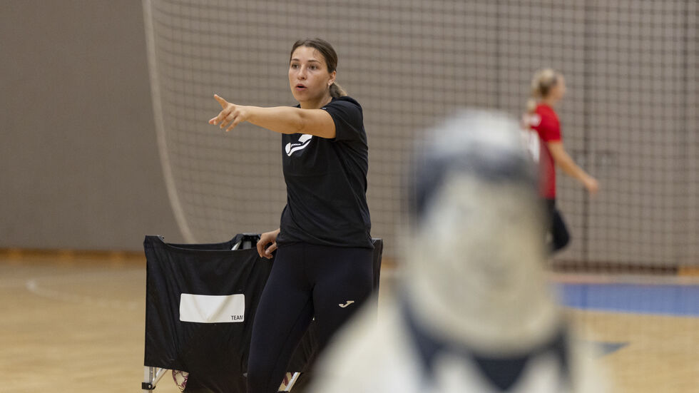 Rita Lakatos stand bis 2024 selbst für den BSV auf dem Feld. Seit Anfang der Saison ist sie offiziell Teil des Trainerteams. Rita Lakatos stand bis 2024 selbst für den BSV auf dem Feld. Seit Anfang der Saison ist sie offiziell Teil des Trainerteams.