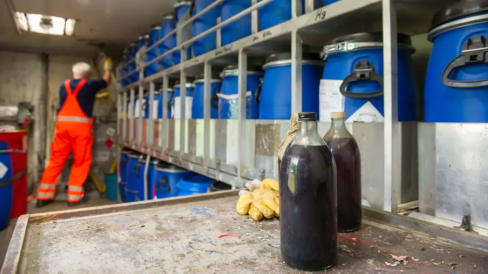 Mit dem Schadstoffmobil werden alte Chemikalien und Lacke fachgerecht entsorgt. Mit dem Schadstoffmobil werden alte Chemikalien und Lacke fachgerecht entsorgt.