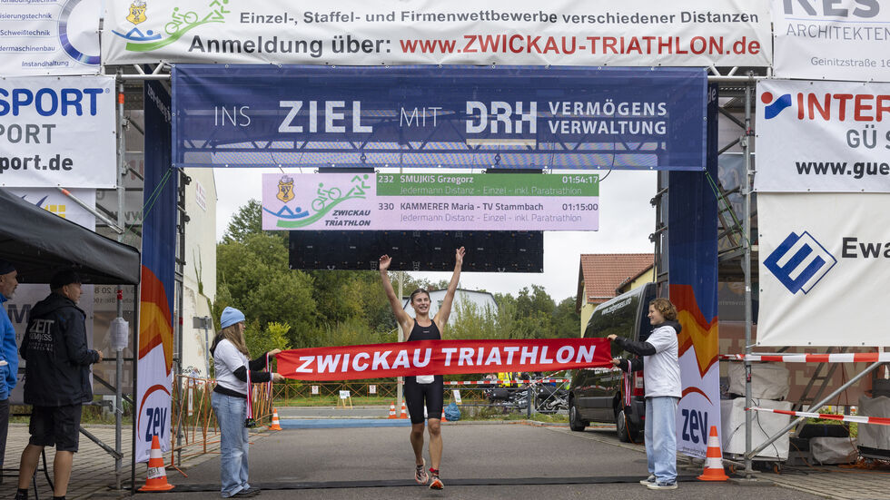 Die Gewinnerin der Jedermann-Distanz, Maria Kammerer vom TV Stammbach, beim Zieleinlauf.