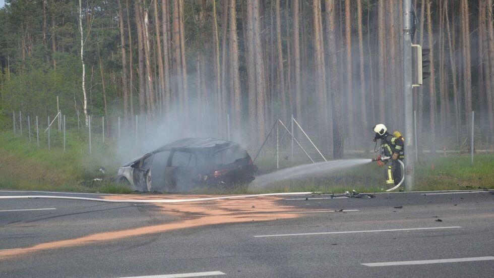 Die Feuerwehrleute bekämpften die Flammen.