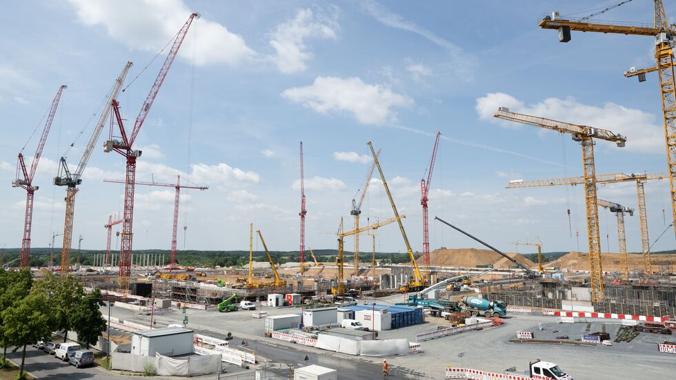 Die Baukräne drehen sich im Dresdner Norden unaufhörlich, der Halbleiter-Standort wächst und wächst