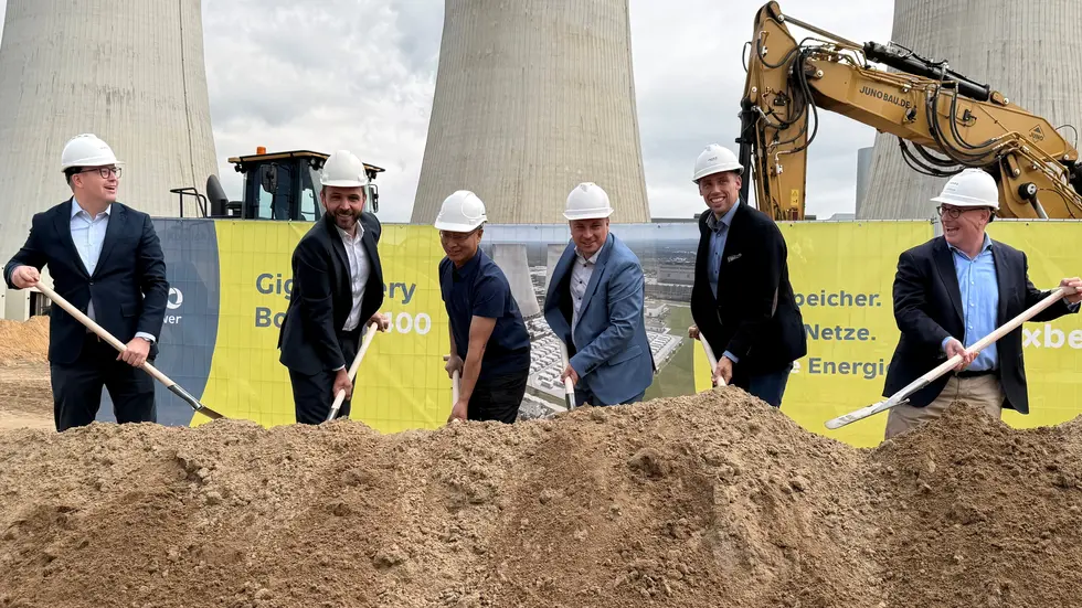 Vertreter von LEAG, Hyperstrong und Siemens setzen gemeinsam mit dem Boxberger Bürgermeister Hendryk Balko (3.v.r.) und MdB Florian Oest (2.v.r.) den ersten Spaten für die GigaBatterie400 Vertreter von LEAG, Hyperstrong und Siemens setzen gemeinsam mit dem Boxberger Bürgermeister Hendryk Balko (3.v.r.) und MdB Florian Oest (2.v.r.) den ersten Spaten für die GigaBatterie400