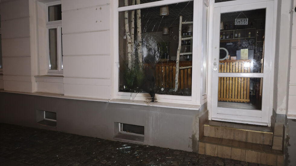 Die Scheibe wurde bei dem Brandanschlag stark beschädigt.