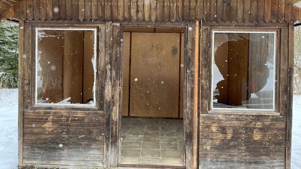 Die zerstörten Scheiben am Busawartehäuschen