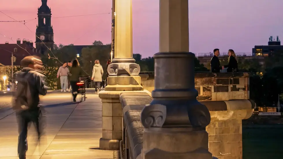 Die Augustusbrücke zeigt, wie eine Brücke zum Flair Dresdens beiträgt. Kanzeln ermöglichen das Genießen der Aussicht, ohne den Verkehr zu stören