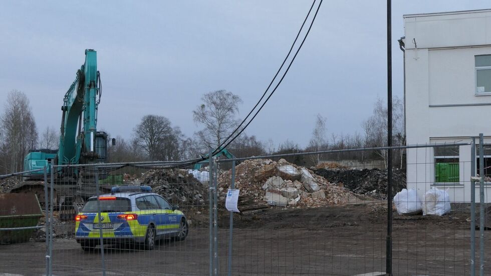 Am Dienstagnachmittag untersuchte die Polizei das Gelände der alten Fabrik in Naunhof.