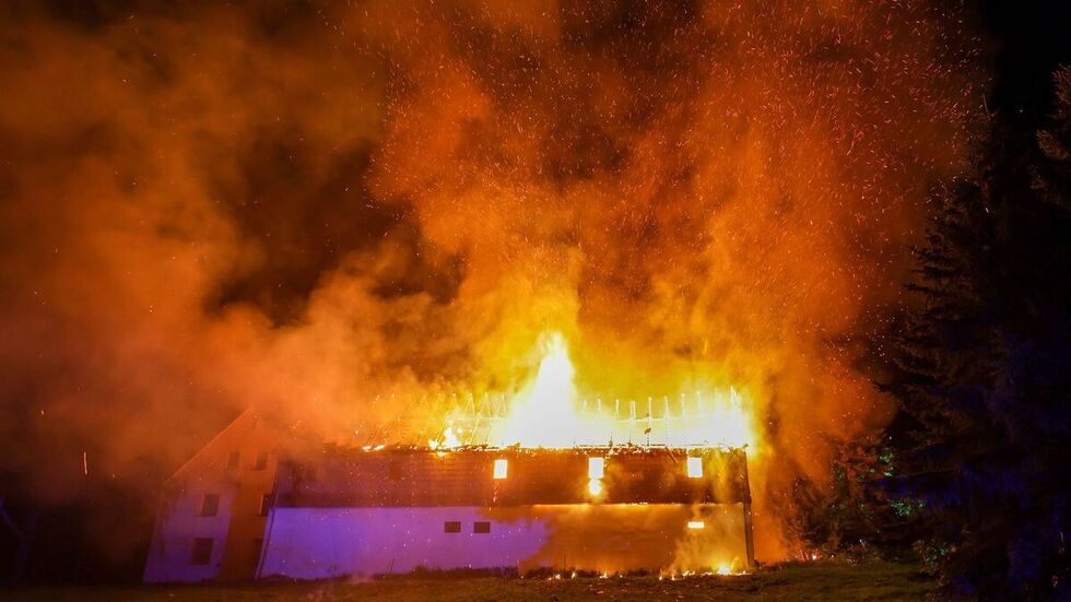 Der Feuerschein war zehn Kilometer weit zu sehen, berichtet unser Reporter.