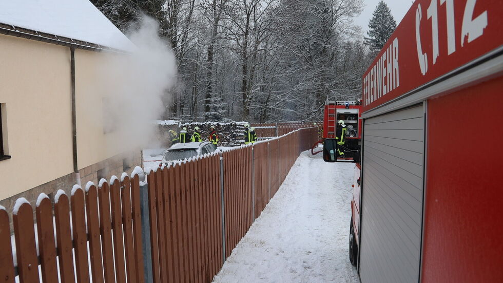 Aus dem Einfamilienhaus im Spitzleithenweg dringt dichter Rauch. 