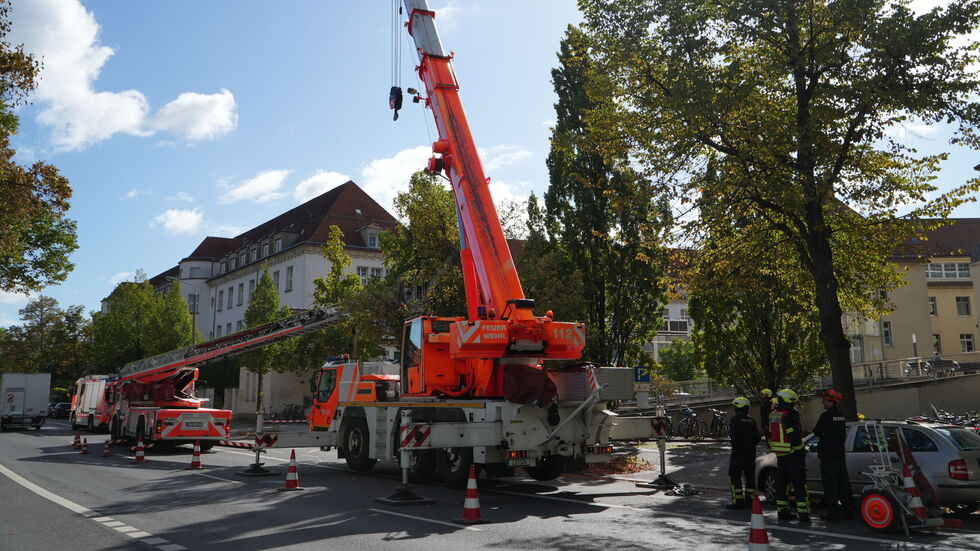 Die Feuerwehr rückte mit schweren Fahrzeugen an.