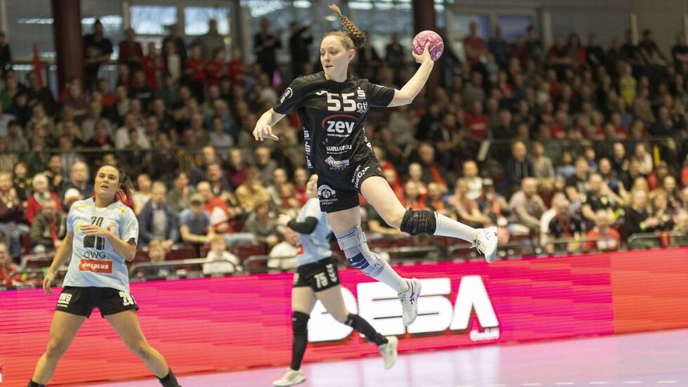 Rebeka Ertl beim Torwurf im Topspiel gegen Halle.