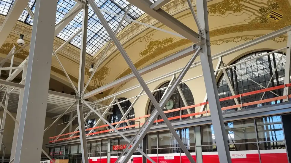 Die Stahlkonstruktion bleibt für die nächsten vier Jahre in der Halle stehen