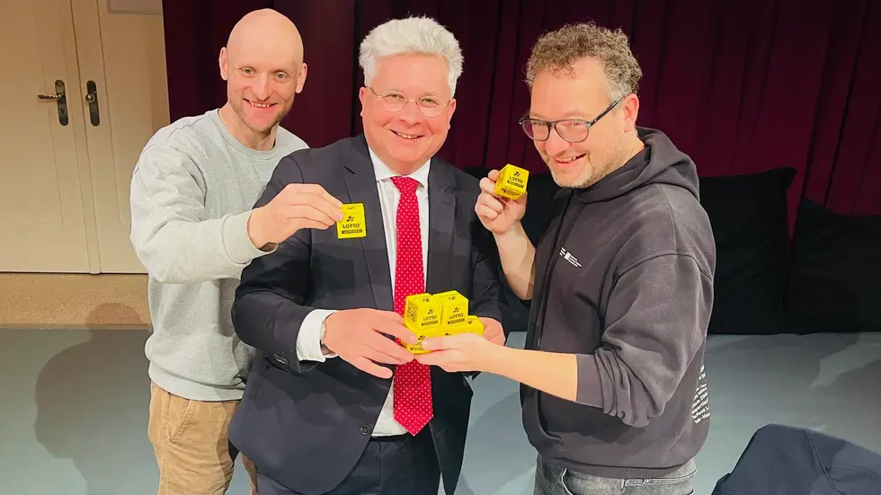 Tänzer Philip Lehmann, Sachsen-Lotto-Chef Frank Schwarz und Andre Schellenberger vom Festpielhaus Hellerau (v.l.n.r.) feiern die neue Kooperation