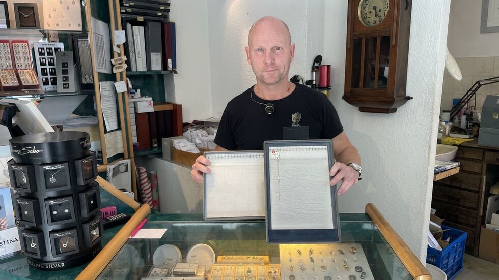 Inhaber Andreas Streit zeigt die leeren Schmuckauslagen.