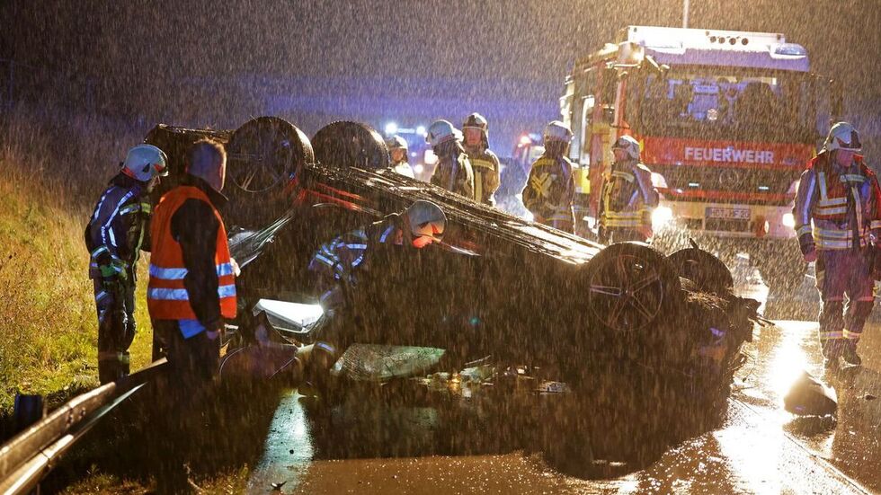 Der Mercedes landete nach dem Überschlag auf dem Dach. 