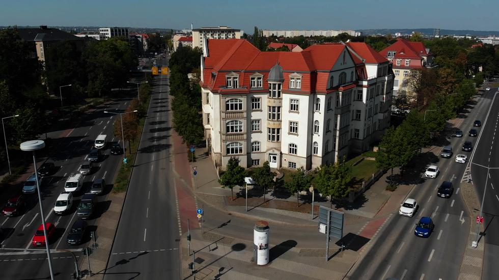 An dem denkmalgeschützten Bestandsgebäude wird der an Anbau organisch angefügt.