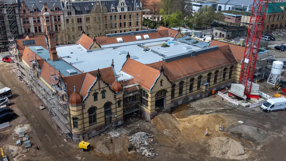 Die Arbeiten an der Gebäudehülle und am Dach sind abgeschlossen. Die Arbeiten an der Gebäudehülle und am Dach sind abgeschlossen.