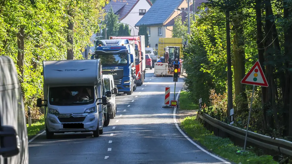 Nach dem Unfall staute sich der Verkehr auf der B 175.