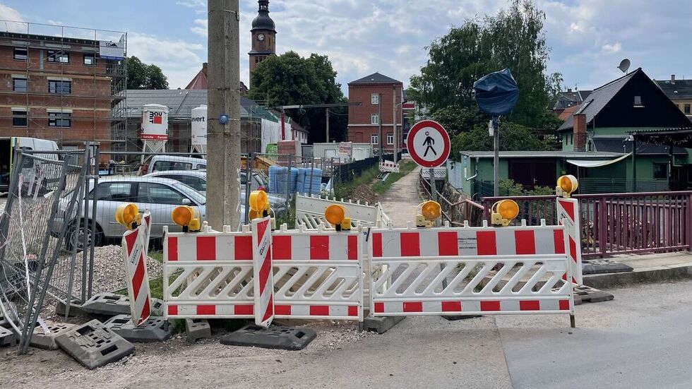 Auch auf dem Bachweg wird in der Nähe der Pauluskirche ein neuer Belag aufgezogen.